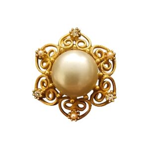 vintage gold-tone floral brooch with a large central pearl